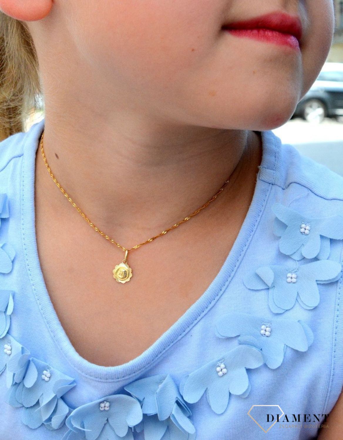 Złota zawieszka medalik Matka Boska ZA 5397 333. Medalik będący wspaniałą pamiątką i prezentem z okazji chrztu, komunii czy bierzmowania. Zawieszka wykonana ze złota próby 333. Piękna biżuteria o bogatej symbolice religijne.jpg